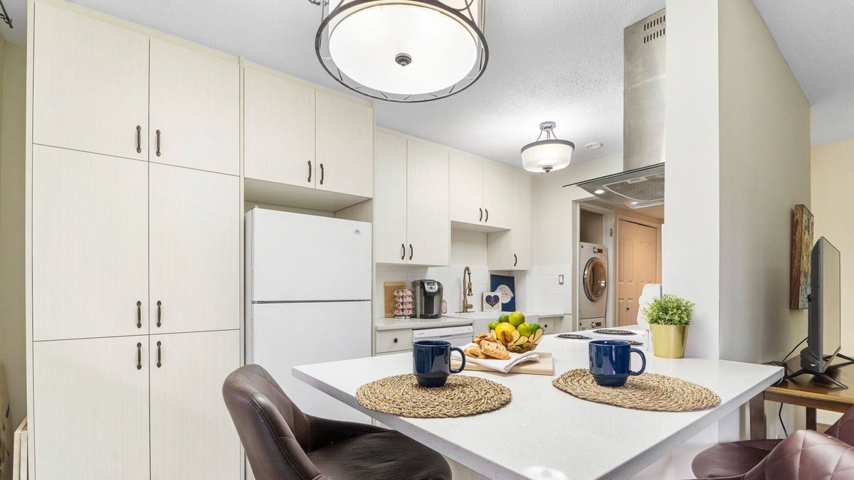 Varsity Condo | Fab-condo near Market Mall & University District YYC