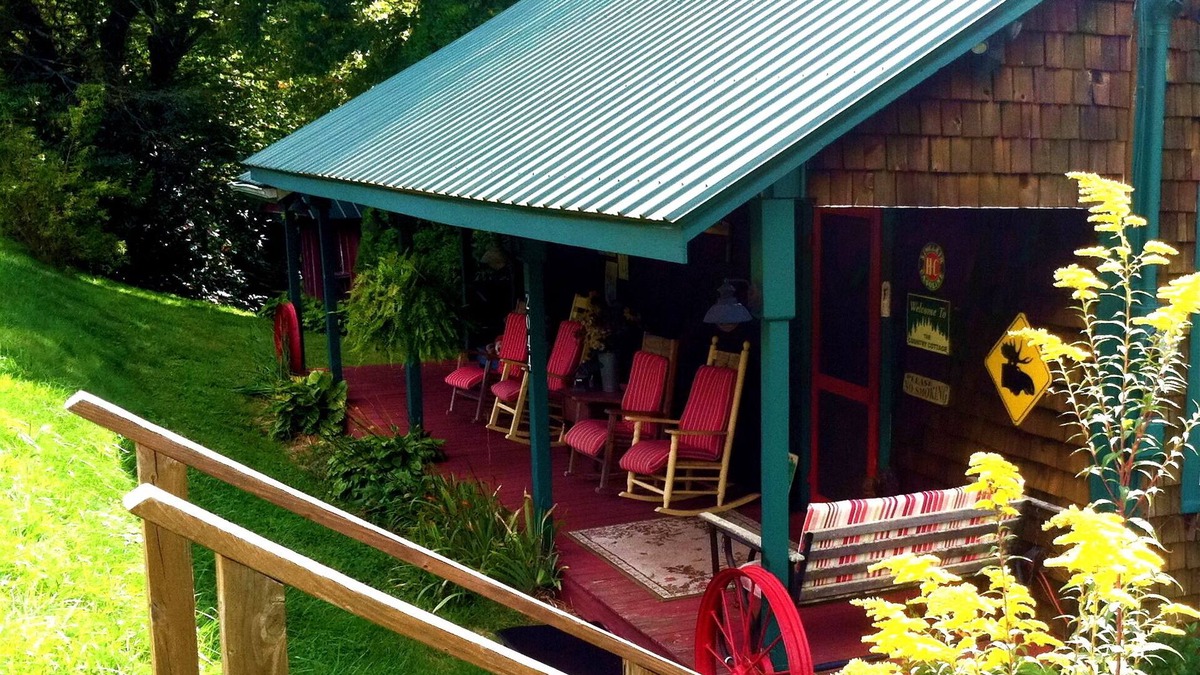 Glenville Cabin | Fab Fall at Affordable Creekside Cedar Cabin-Hot Tub, K.Bed, Rustic'n Romantic!