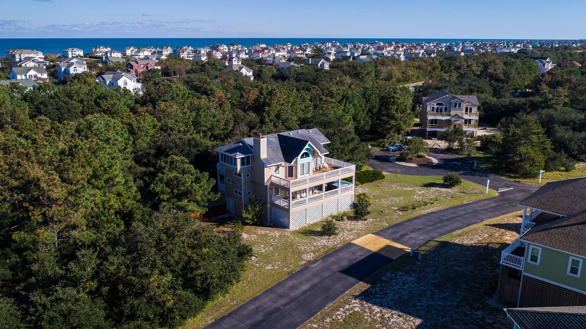 Monteray Shores House | Fab Family Vacation Home. Great Location w/Private Pool, Hot Tub & Foosball