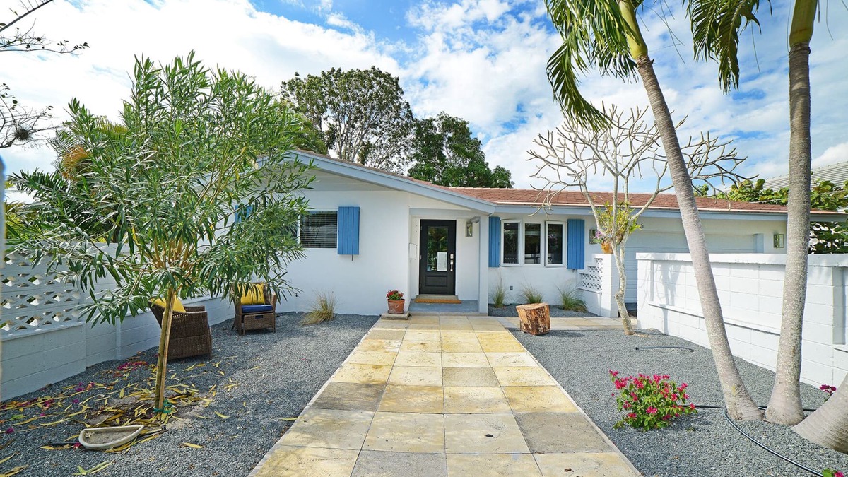 Lake Ida Shores House | Fab House w/Screen Porch and Yard. Premier Neighborhood. Walk to Downtown!
