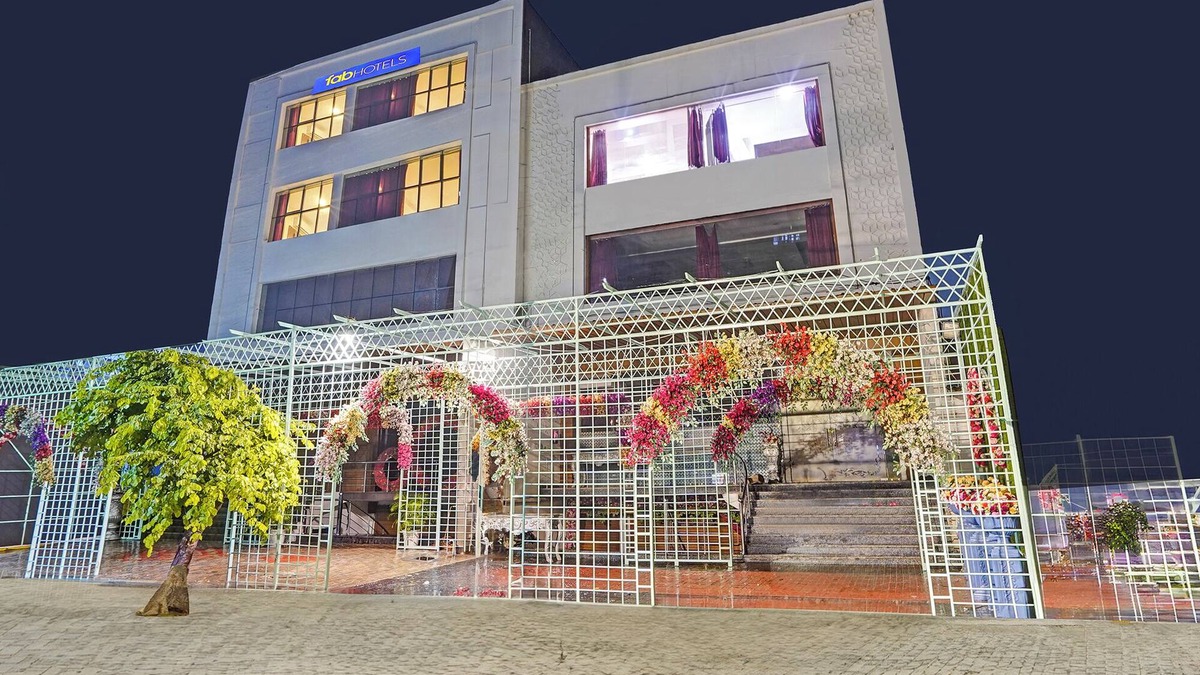 Indirapuram Hotel | Fabhotel Golden Rivaah