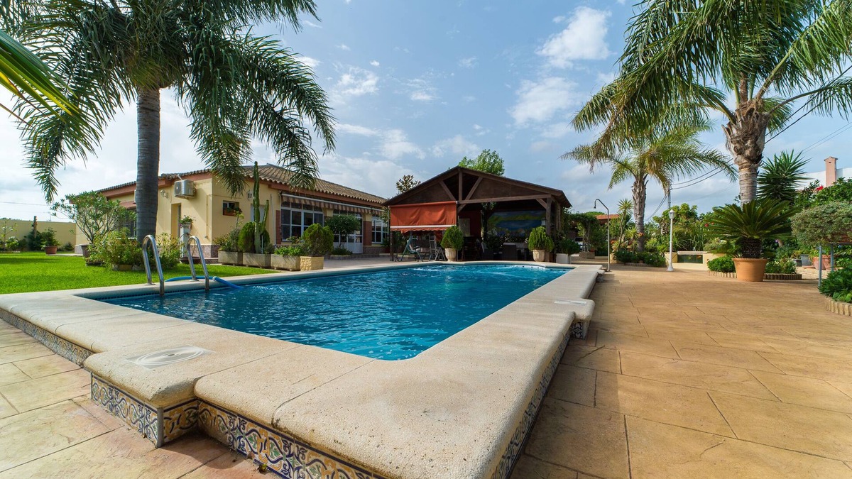 Chiclana de la Frontera Villa | Fabulous Villa Sonrisa 10 with large private pool and air conditioning