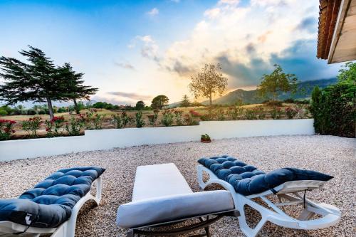 Bonmont Terres Noves House | Fabulosa Adelfas : entre mar y montañas