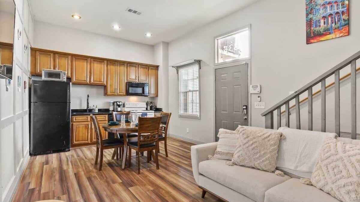 Saint Thomas Development Apartment | Fabulous 2 Bed a block off of Magazine Street!