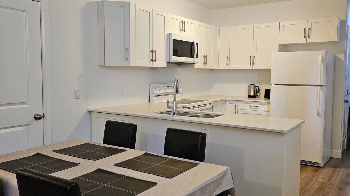 Amherstview Apartment | Fabulous 2-bedroom apartment with WiFi in Kingston West End