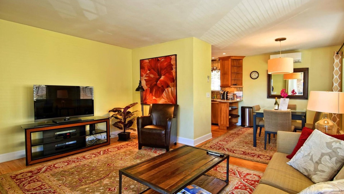 Lower Queen Anne Condo | FABULOUS 2BD CONDO - AC - PRIVATE DECK WITH VIEW - 5 STAR RATINGS