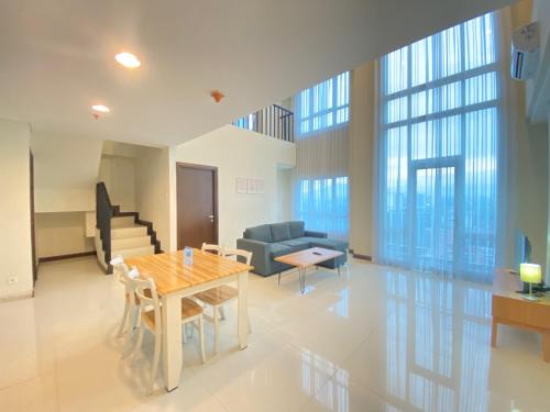 Braga Apartment | Fabulous 2BR Loft Apartment with Private Bathub at El Royale By Travelio