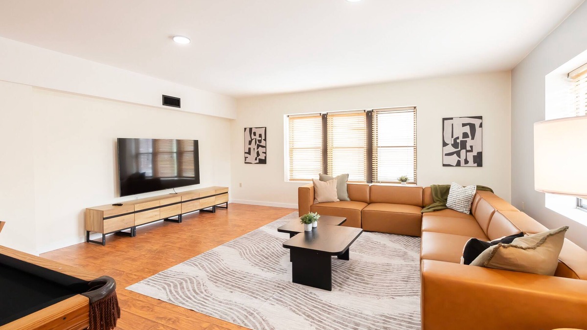 Tremont Apartment | Fabulous 3 Bed/2 Bath in Tremont w/Parking