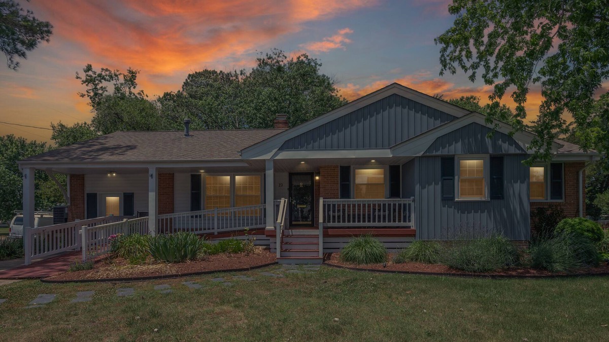 Coliseum Central House | Fabulous 5 Bedroom 3 Bathroom Holiday House Near Beaches. WE SANITIZE!
