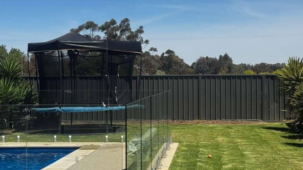 Bundalong House | Fabulous 5-bedroom house with Pool in Bundalong