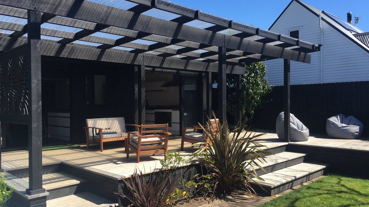 Omanu House | Fabulous bach with large secluded sunny backyard just minutes from beach