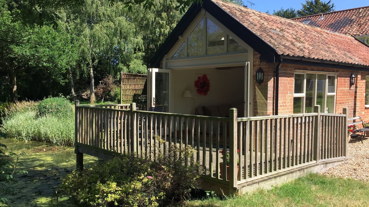 Woodbridge House | Fabulous boutique cottage for 2 people overlooking a large pond and gardens