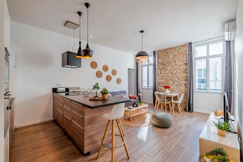 Cannes City Centre Apartment | Fabulous Central 2BR - Prime Location, Walk to Croisette & Palais - By Totolulu Cannes Yellow Corner