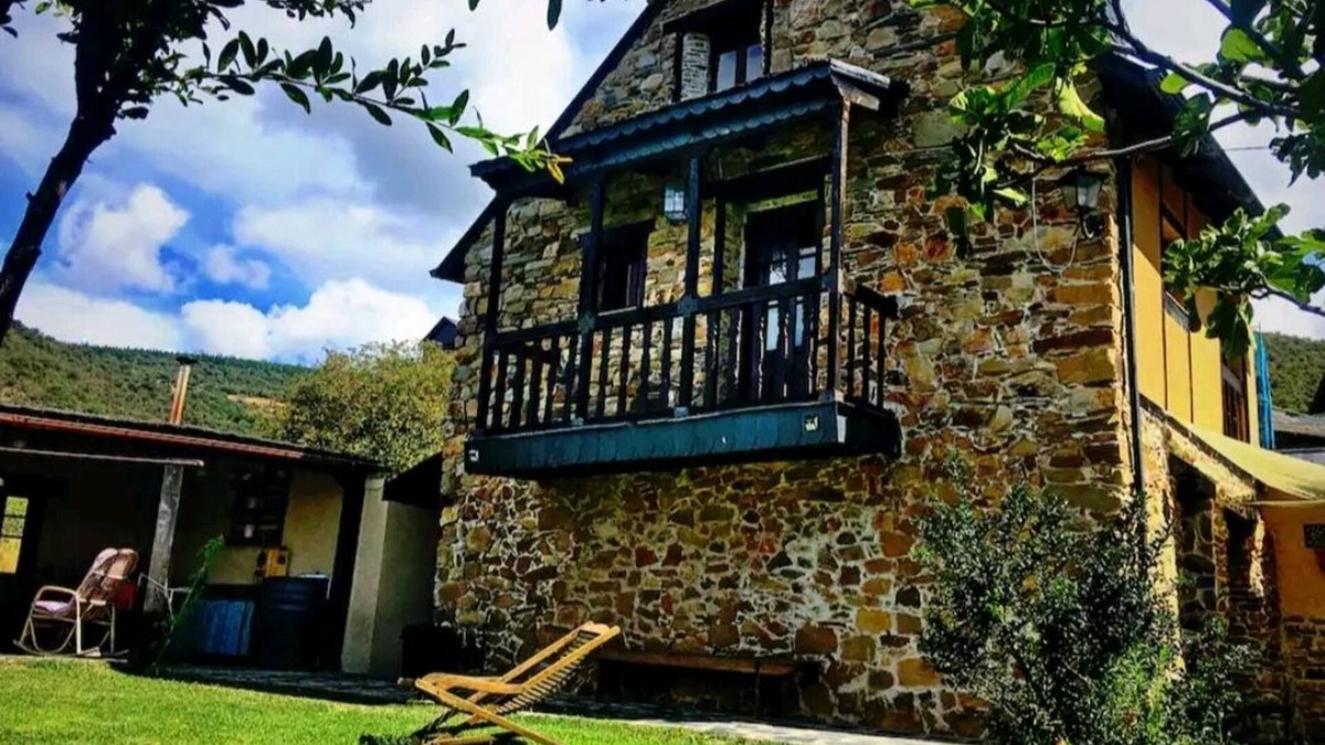 Rozuelo Cottage | Fabulous country house located in El Bierzo
