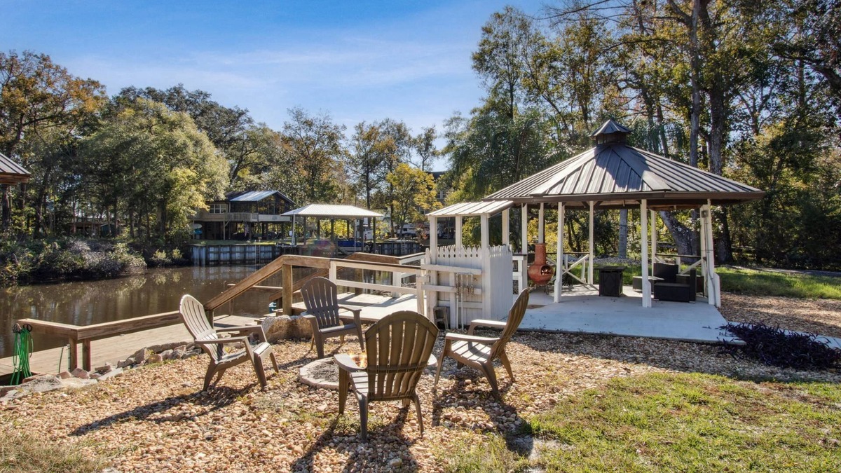 Middleburg House | Fabulous Home on the Black Creek, firepit, water access, great views, outdoor bar, pool table, darts