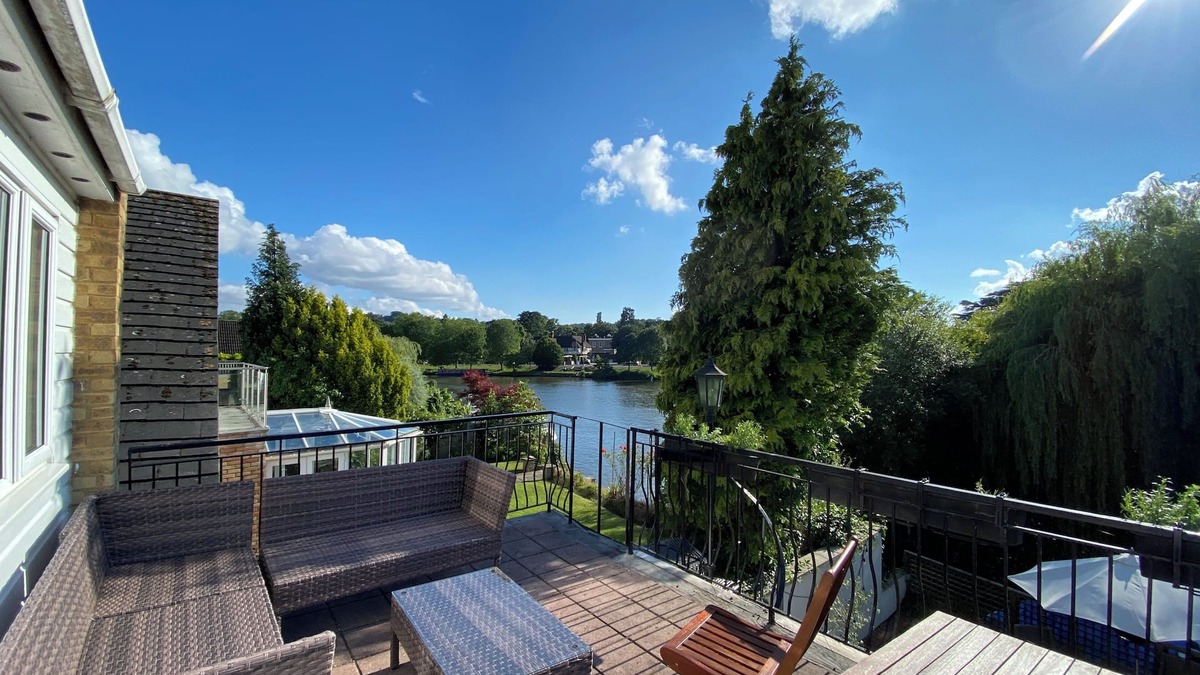 Wraysbury House | Fabulous house on the river Thames riverside, near Windsor, Heathrow and London