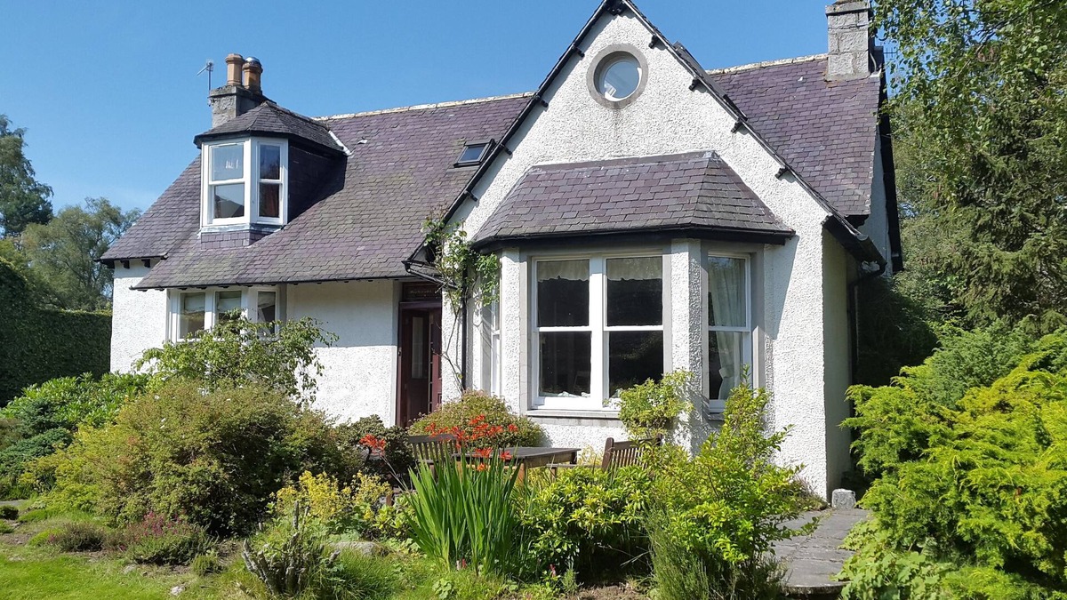 Braemar House | Fabulous house with sun-doors and patio - Large mature garden. Mountain views.