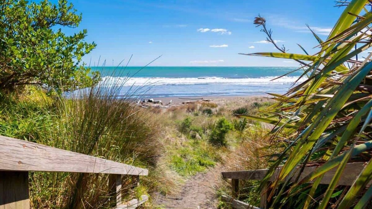 Fitzroy House | Fabulous In Fitzroy - seconds to Fitzroy Beach