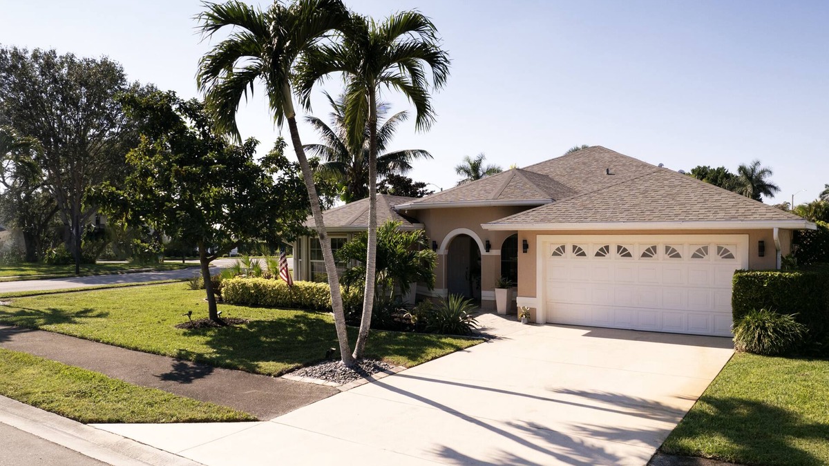 Crown Pointe House | Fabulous Lakefront Naples Home