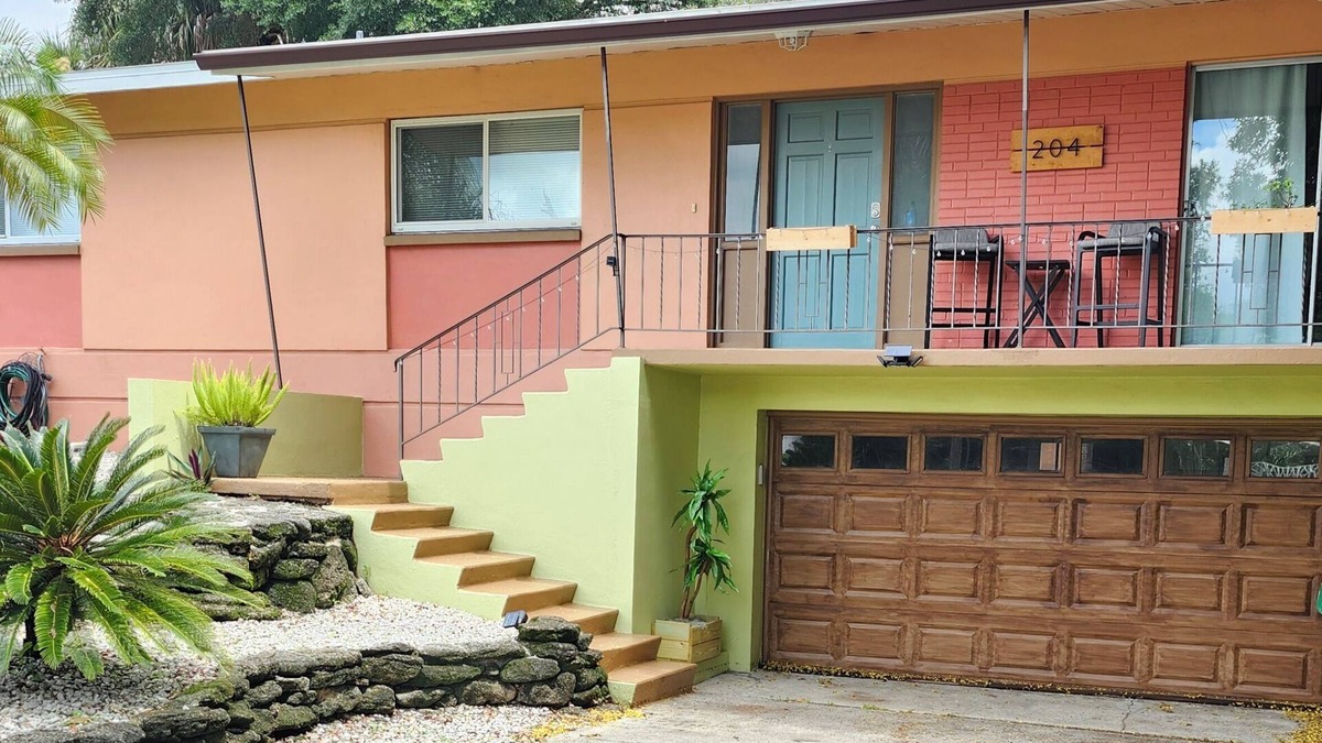 Cocoa House | Fabulous Mid-Century Modern 3 Bedroom with King Master Suite