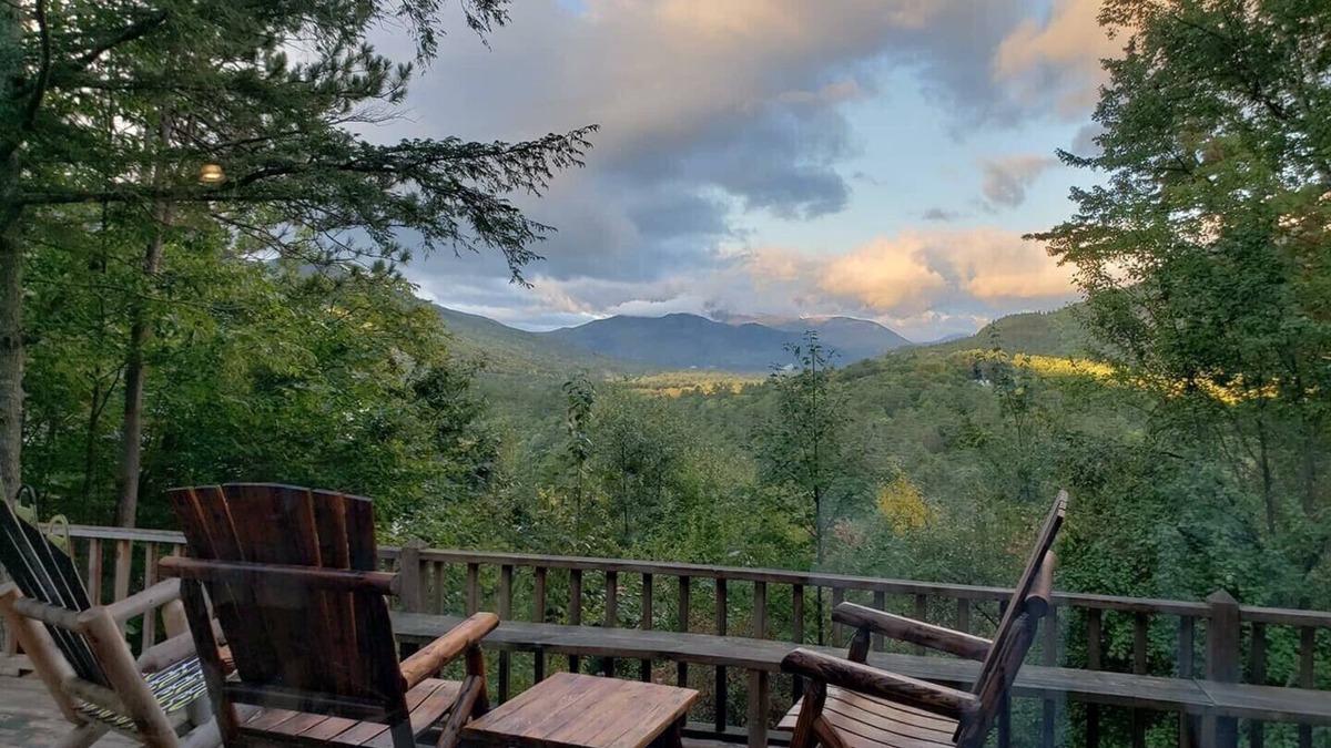 Bartlett Ski Chalet | Fabulous Mountain View Chalet close to Everything in North Conway. Pet Friendly
