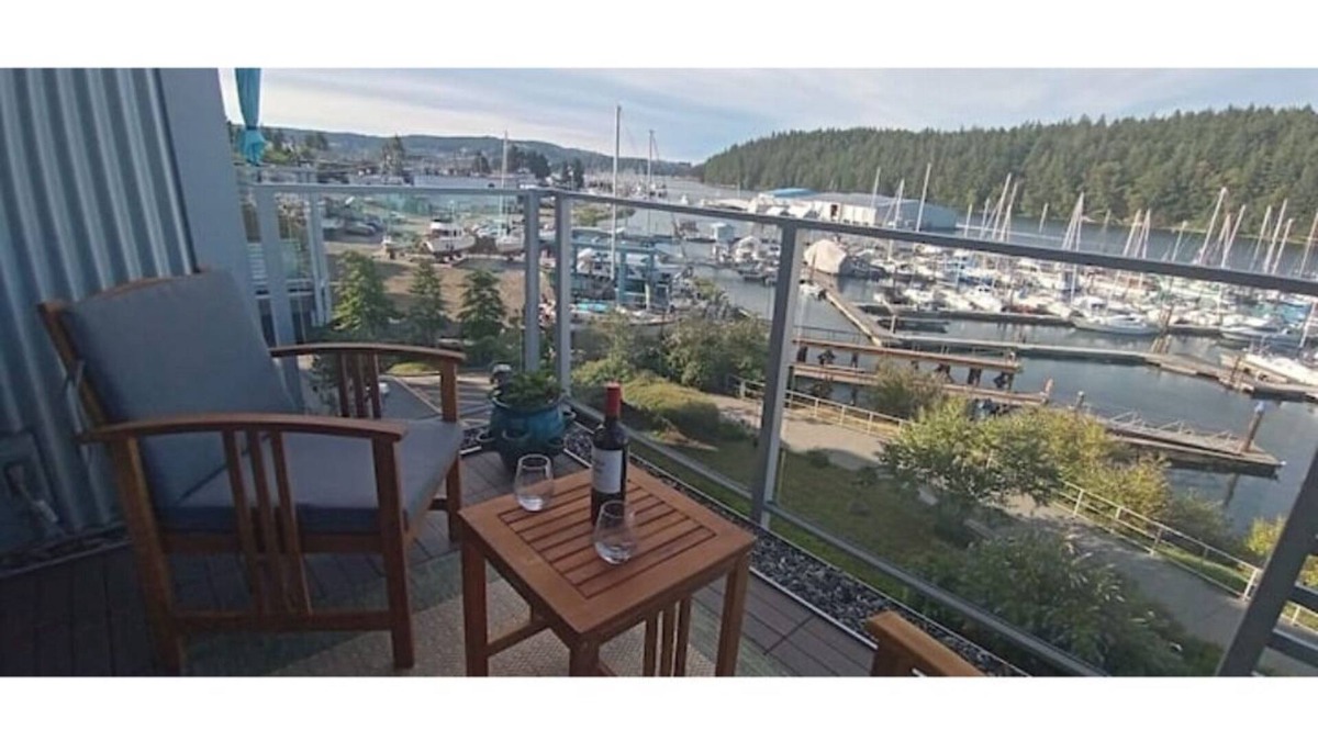 Regional District of Nanaimo Condo | Fabulous oceanfront condo in central location with amazing views.