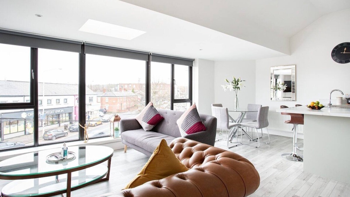 Ormeau Apartment | Fabulous Penthouse, Brilliant Location, Sleeps 6!