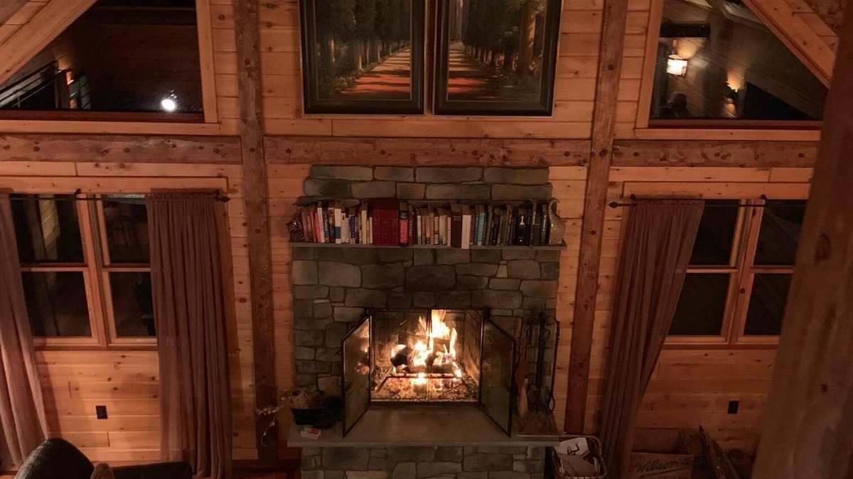 Monterey House | Fabulous Renovated Log Cabin: the perfect getaway with new pickleball court!