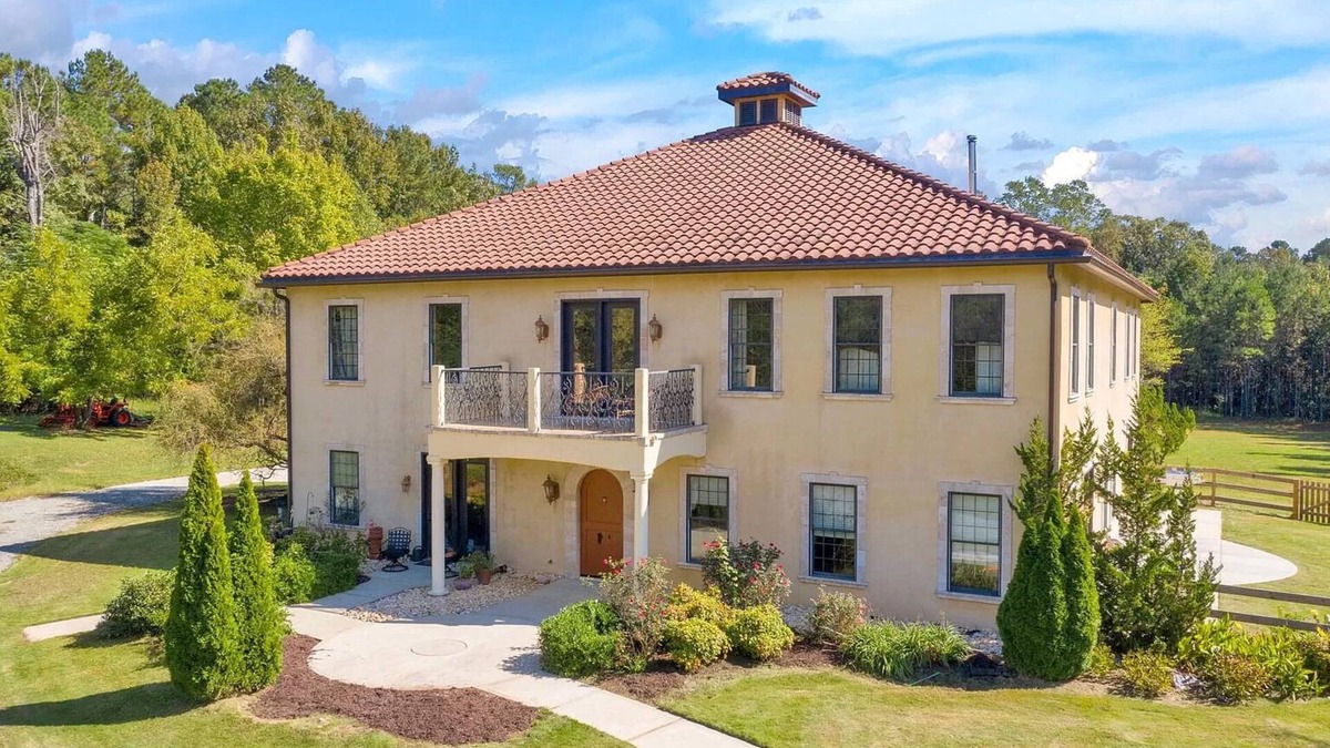 New Hill Villa | Fabulous Six Bedroom Jordan Lake Tuscan Villa.