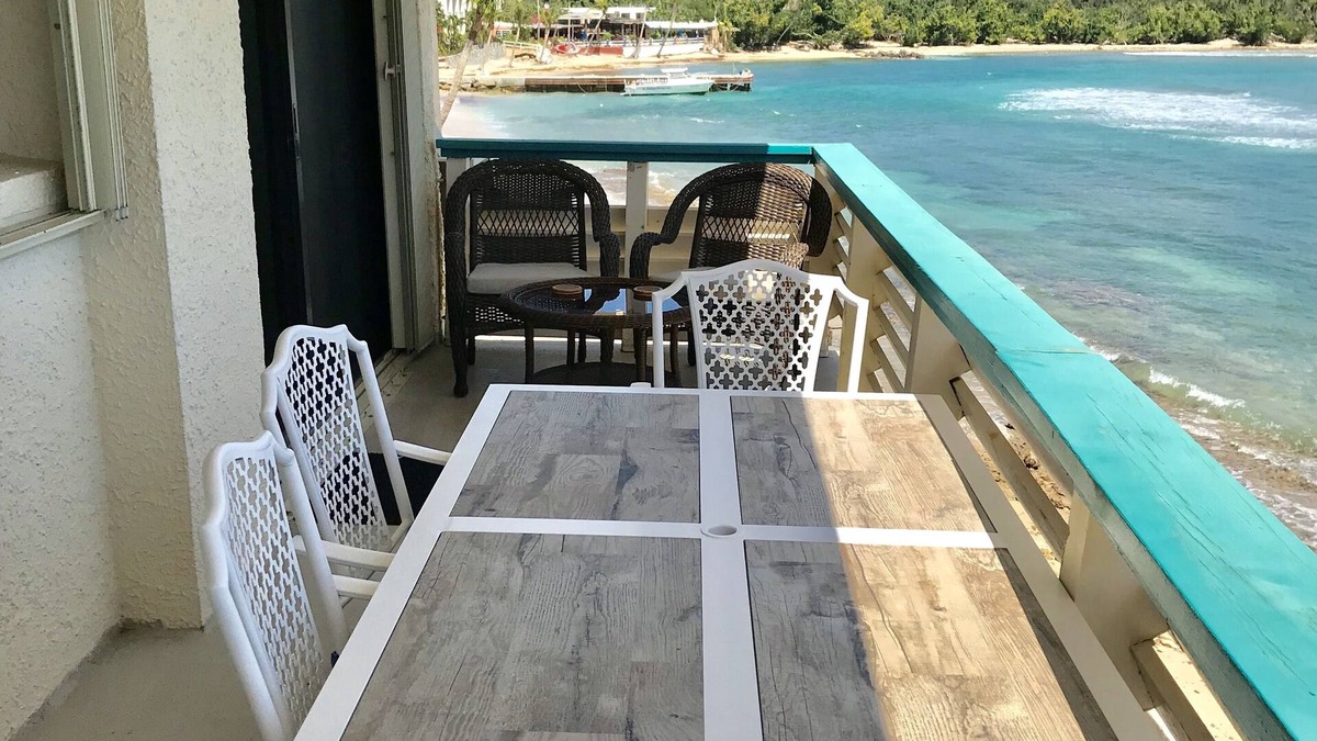 Bolongo Bay Condo | FABULOUS! So close you can taste the ocean - Amazing NEWLY RENOVATED condo !