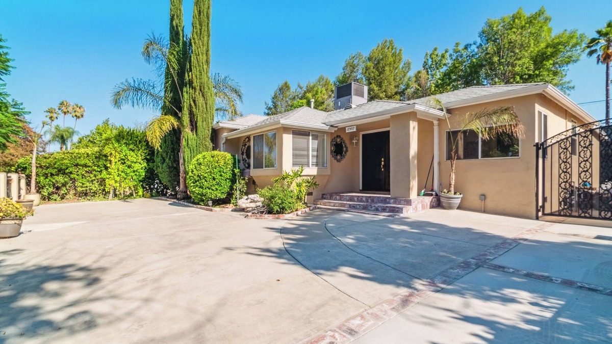 Woodland Hills House | Fabulous Tarzana Poolside Retreat
