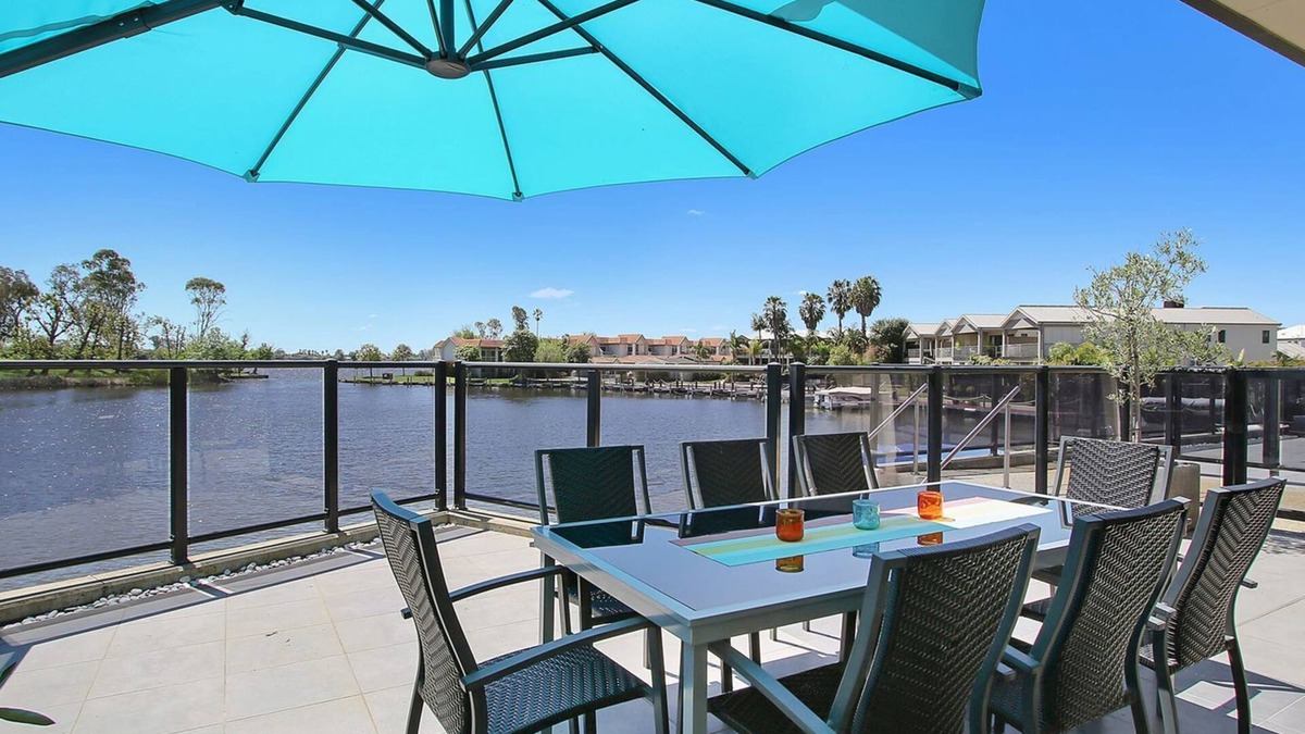 Murray Valley House | Fabulous townshouse with access to the lagoon at Lake Mulwala. Walk to the clubs and enjoy jetty.