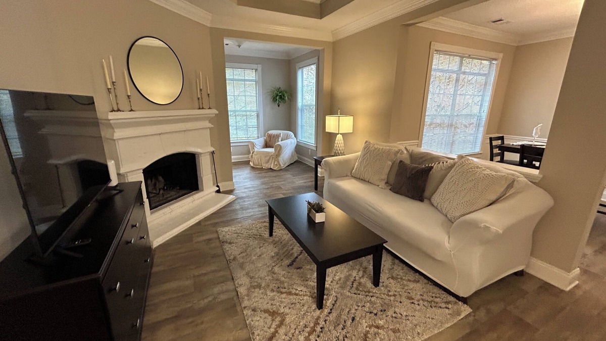 Alpharetta Apartment | Fabulous Two Bedroom Two Bath with sunroom in Alpharetta