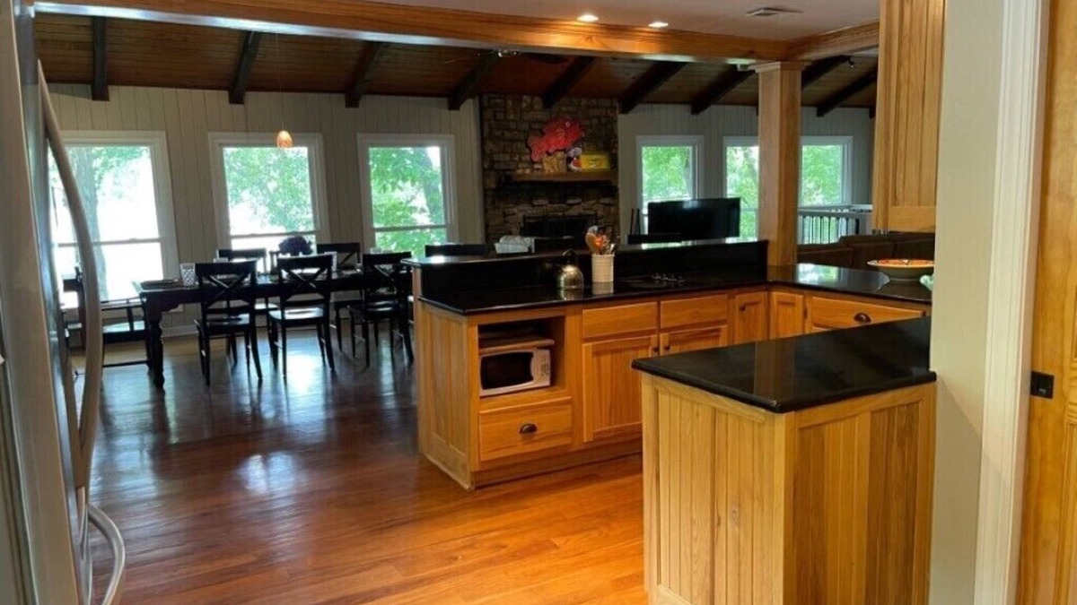 Grant House | Fabulous waterfront view of Lake Guntersville 30 minutes from Huntsville, Al