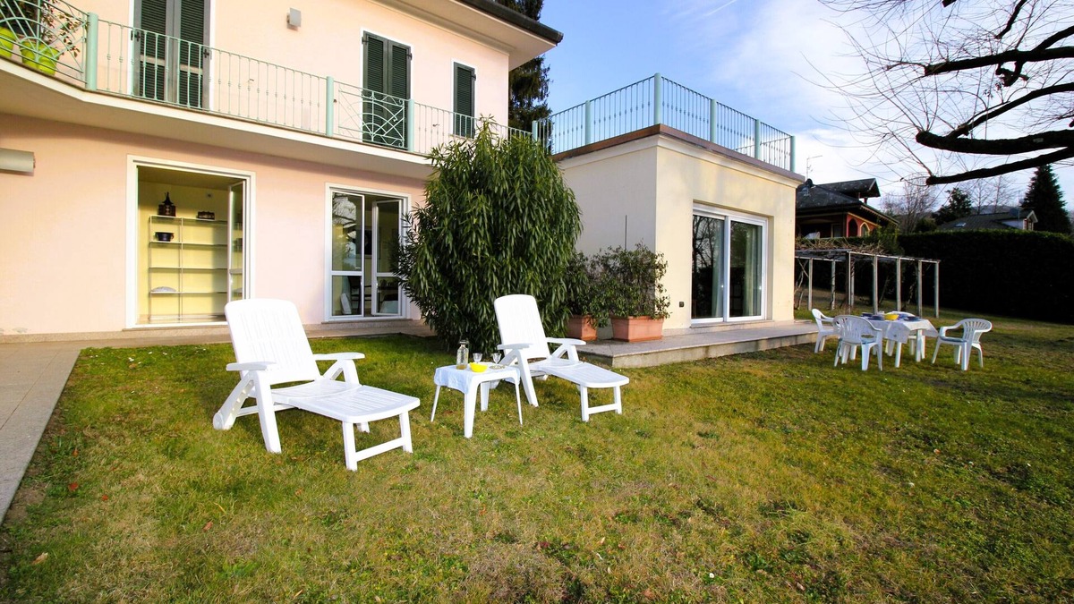 Pettenasco Apartment | Face to face with the Lake, potrai rilassarti in giardino ammirando il lago