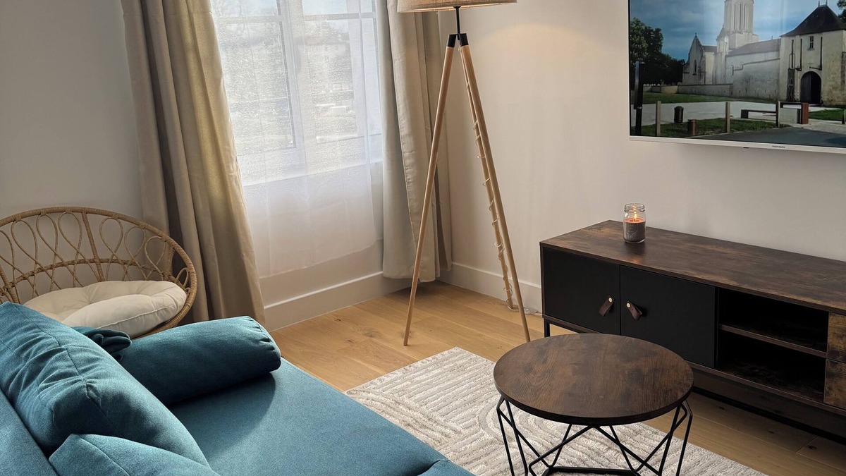Surgeres Apartment | Facing the castle & Air-conditioned ~ El Castillo ~