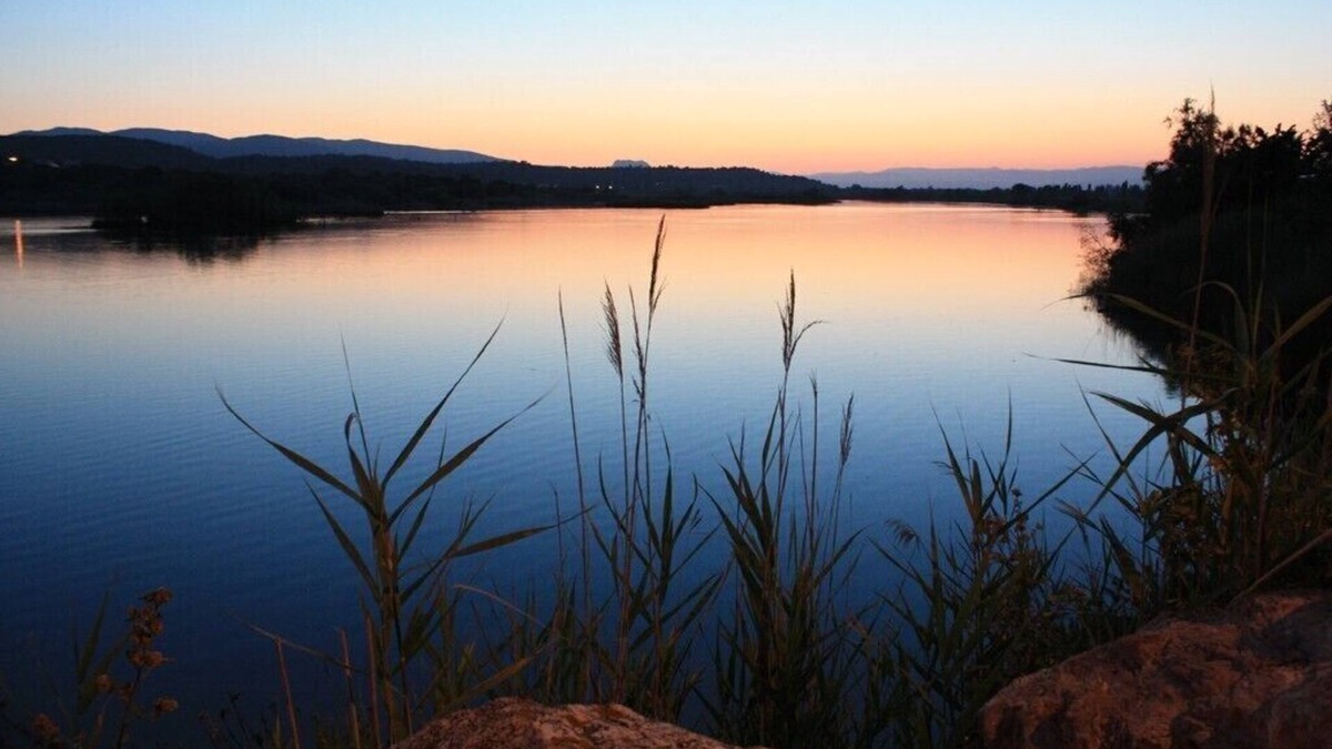 Frejus Apartment | Facing the sea and lake. Ideal for holidays.