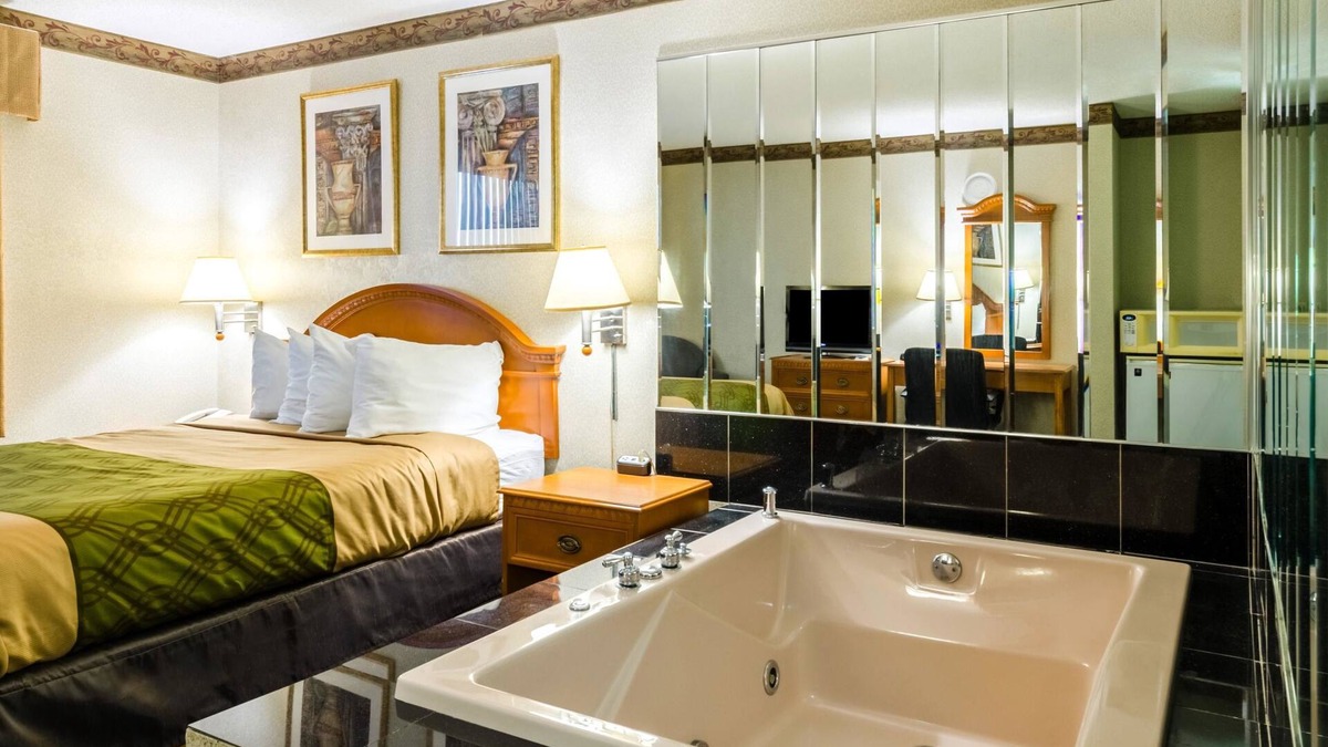 Pittsfield Hotel | FairBridge Inn Express