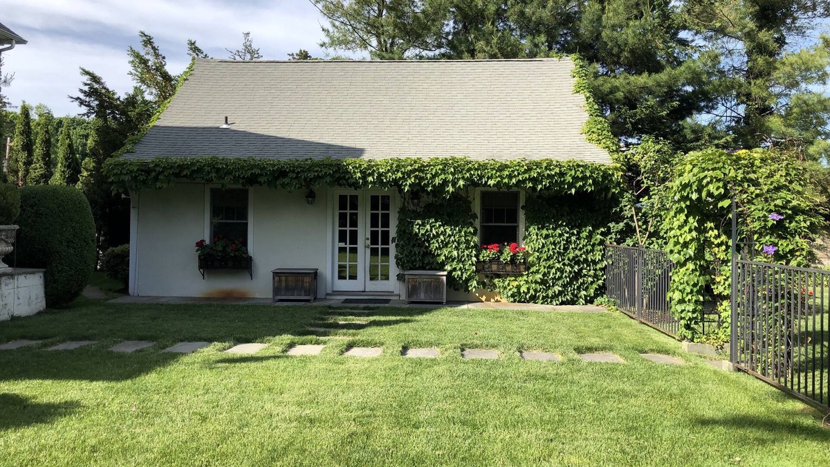 Fairfield Cottage | Fairfield In-Town/Beach Area "Story-Book" Cottage with Pool