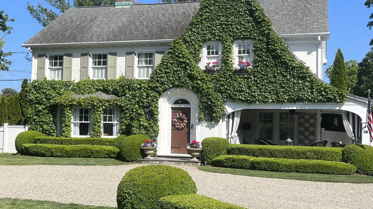 Fairfield House | Fairfield Old Post Road-heated pool & Guest Cottage-walk to NYC train and Beach!