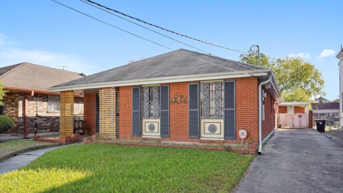 Fairgrounds House | Fairgrounds Headquarters- Off Street Parking & Fenced Yard Perfect for Jazzfest!