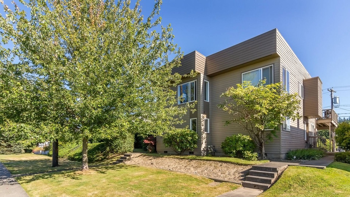 Fairhaven House | Fairhaven Remodeled 2 Bdrm Urban Townhome at 1224 Larrabee Ave