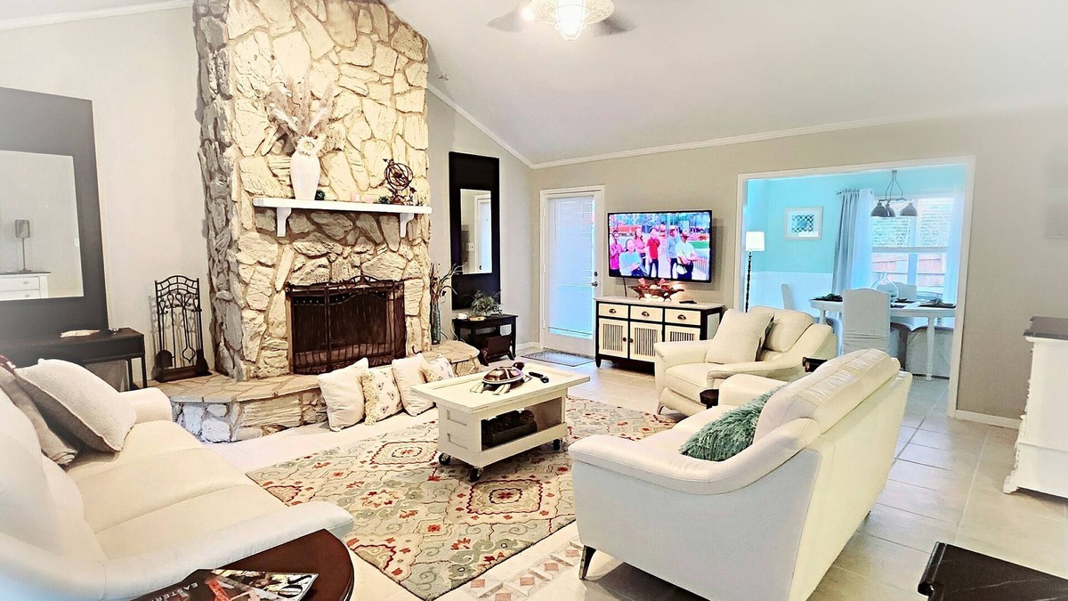 Daphne House | FAIRHOPE, DAPHNE, DT MOBILE & BEACHES!nDAY SPA, POOLS, GOLF,& MASSAGE CHAIR INCL