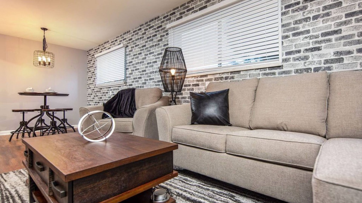 Lansing Apartment | FairLane #2| Uncaged