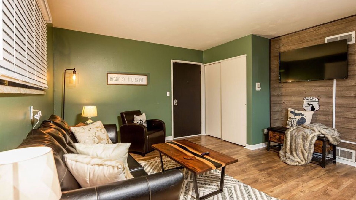 Lansing Apartment | Fairlane #8 The Den