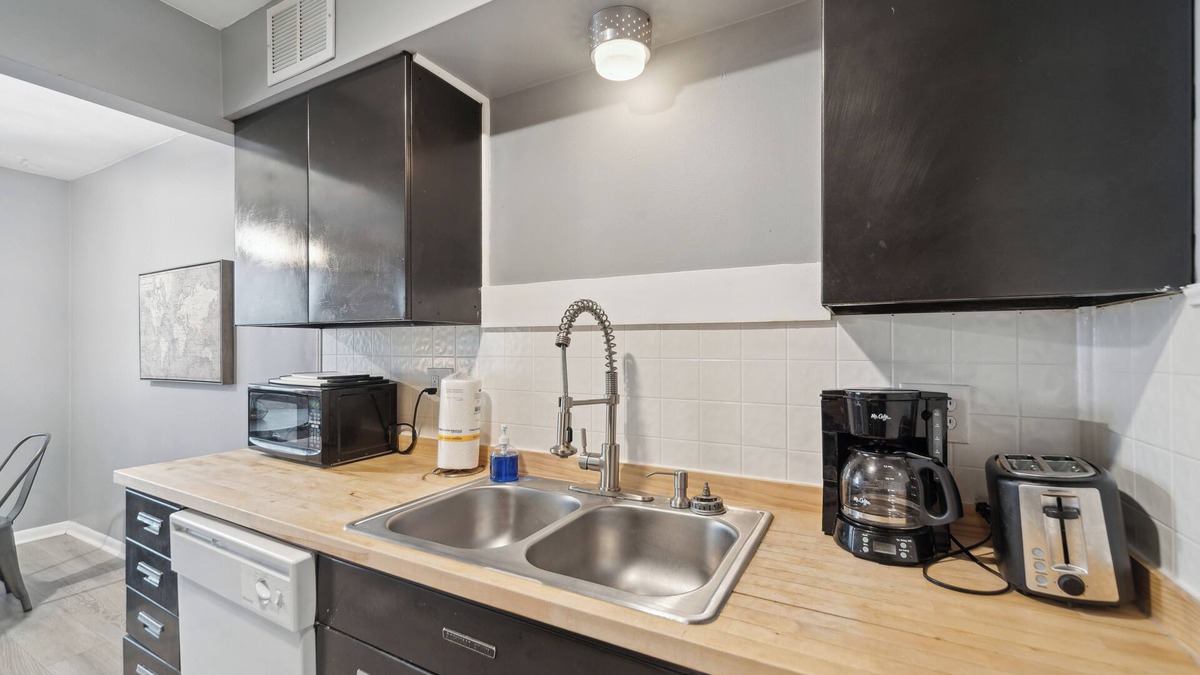Lansing Apartment | Fairlane #9 | Repose Stay