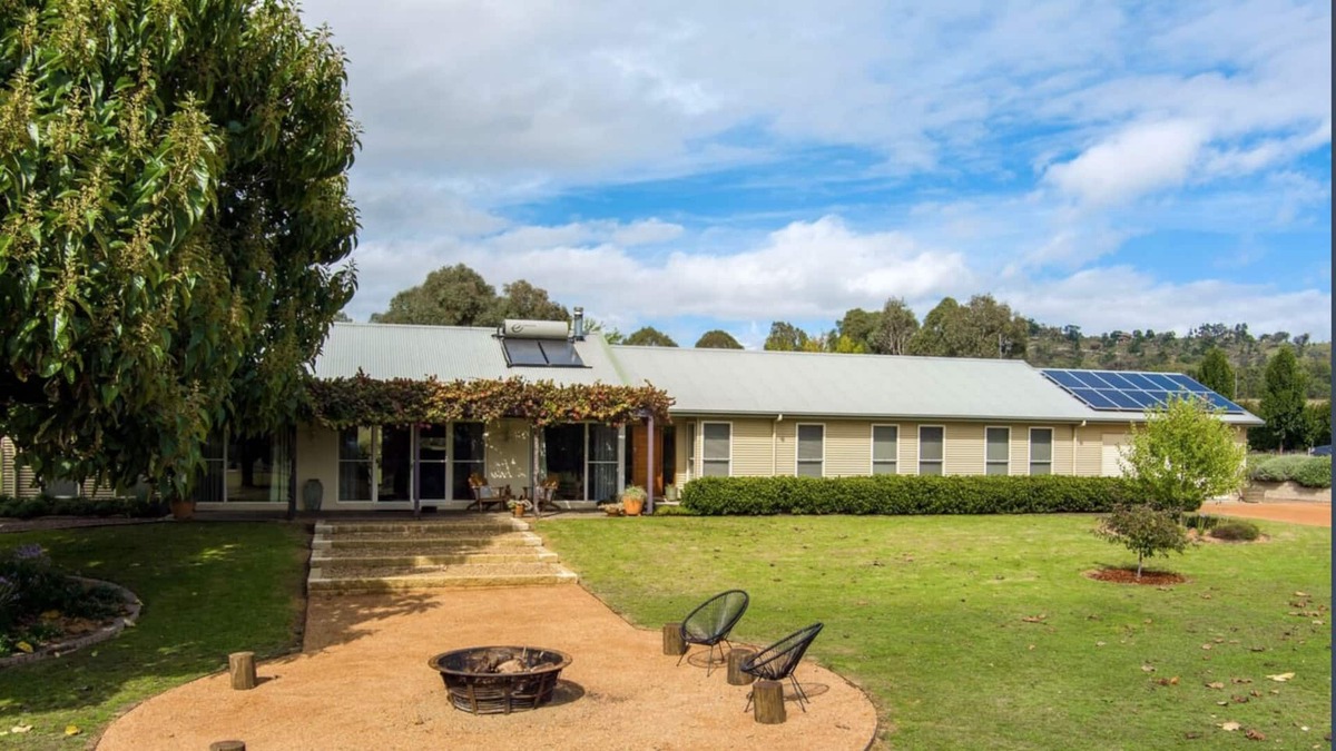 St Fillans House | Fairleys Mudgee - Minutes to Wineries & Great for Families