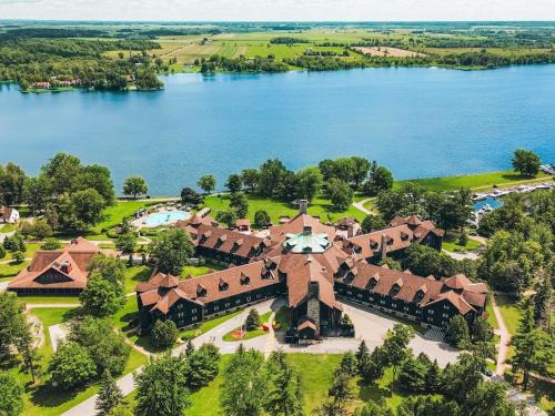 Papineau Regional County Municipality Resort | Fairmont Le Chateau Montebello
