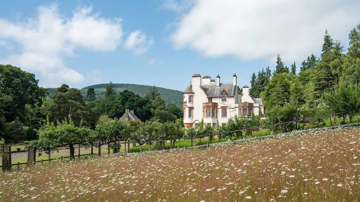 Galashiels House | FAIRNILEE HOUSE - sleeps 16 guests in 6 bedrooms