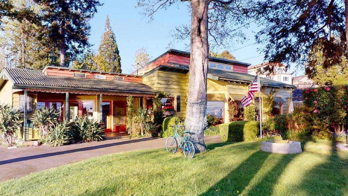 Birch Bay House | Fairview Lodge BIRCH BAY Waterfront Home Sleeps 13+ on Birch Bay Dr.